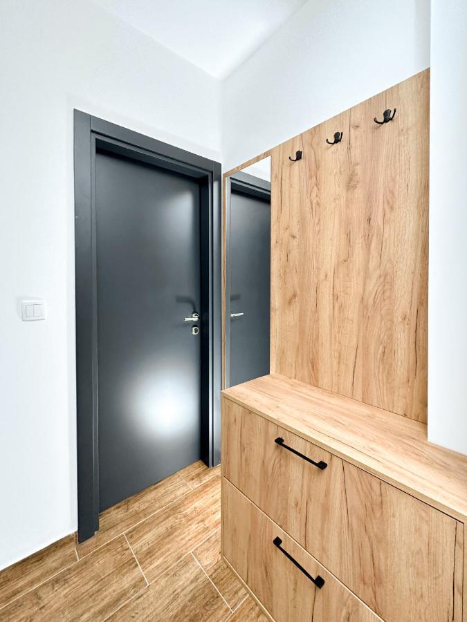 Kiko Apartmani Lux ซเรนยานิน ภายนอก รูปภาพ