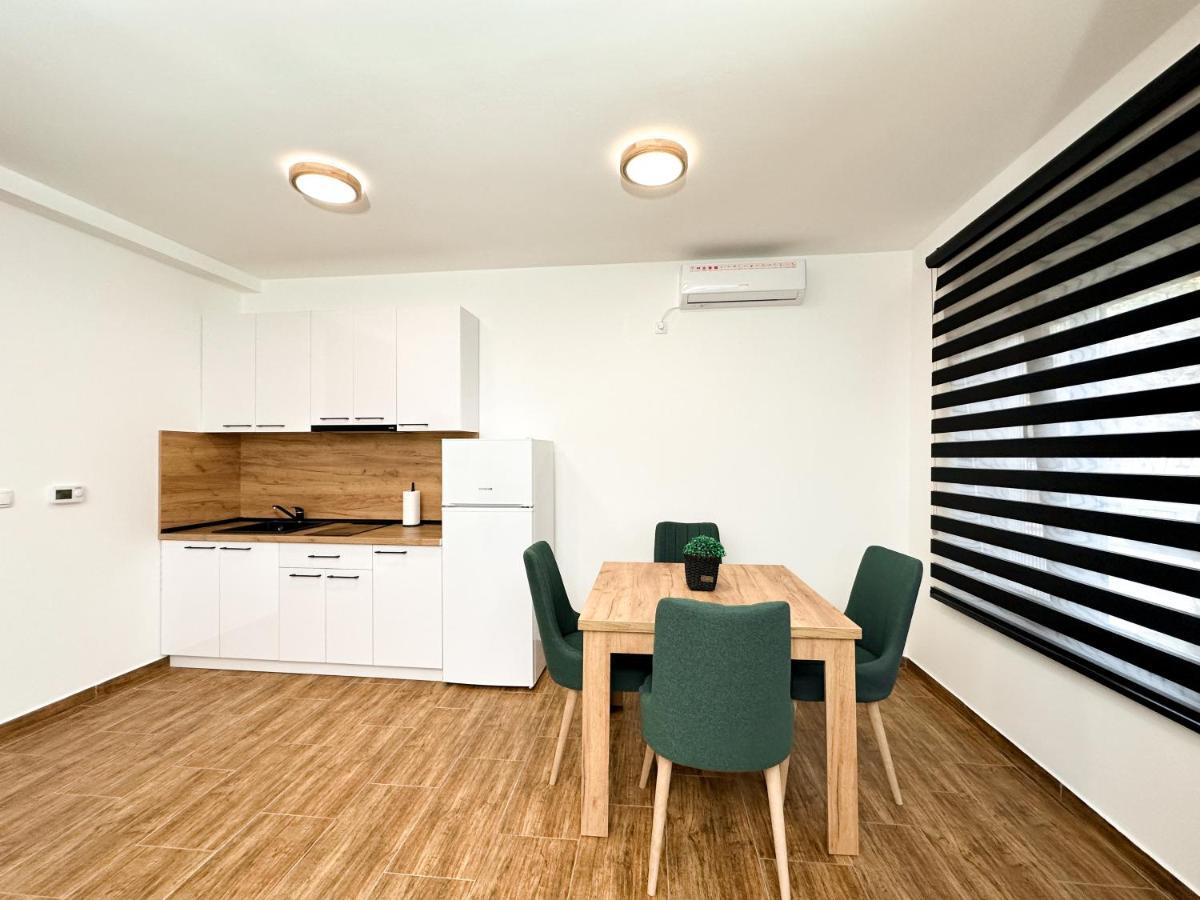 Kiko Apartmani Lux ซเรนยานิน ภายนอก รูปภาพ