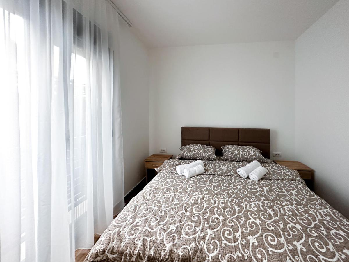 Kiko Apartmani Lux ซเรนยานิน ภายนอก รูปภาพ
