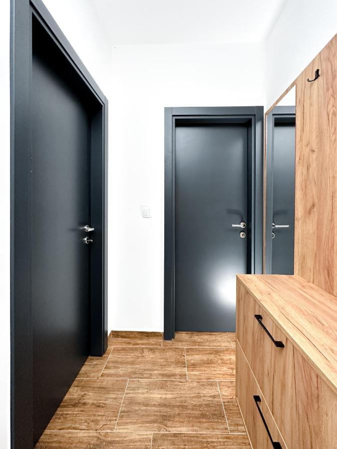 Kiko Apartmani Lux ซเรนยานิน ภายนอก รูปภาพ