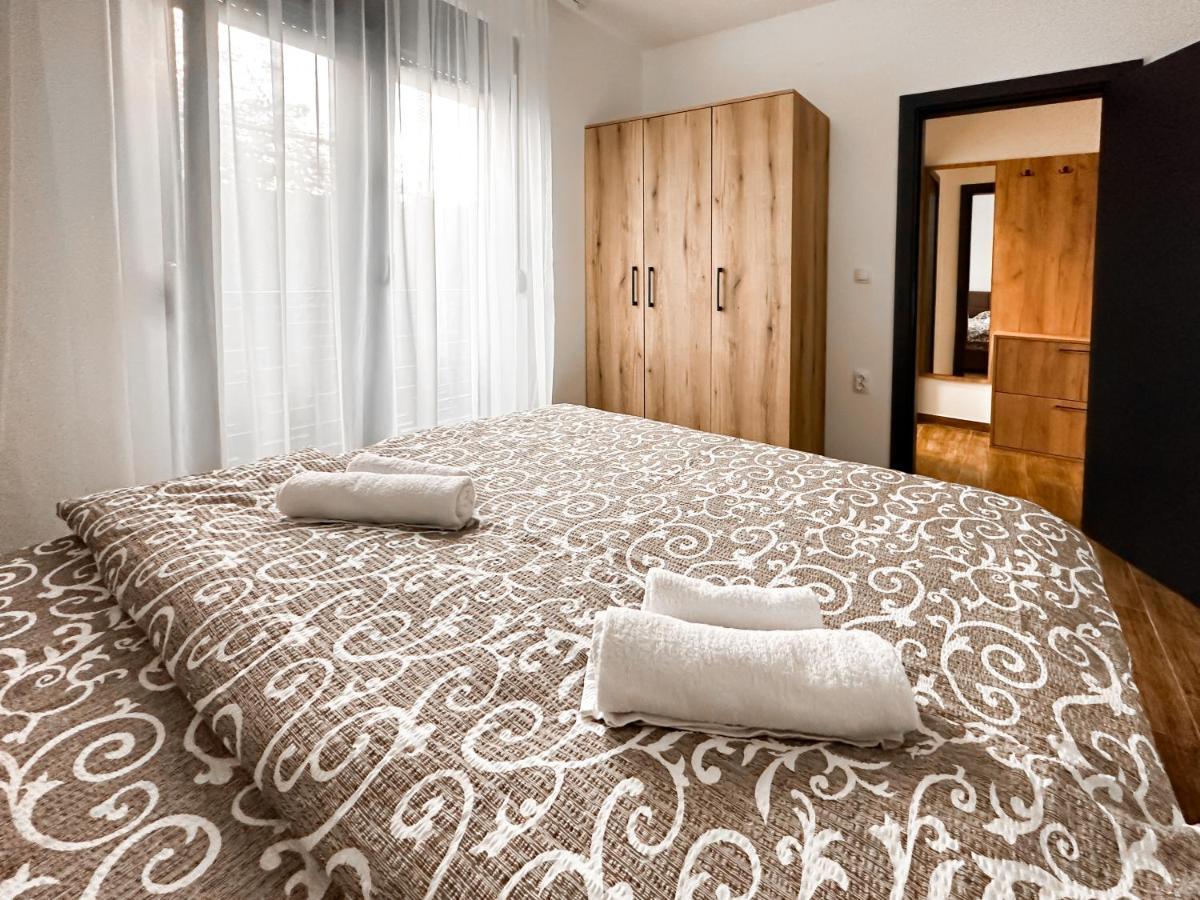 Kiko Apartmani Lux ซเรนยานิน ภายนอก รูปภาพ