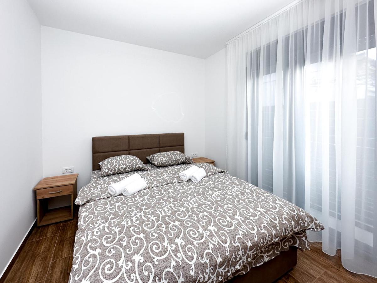 Kiko Apartmani Lux ซเรนยานิน ภายนอก รูปภาพ