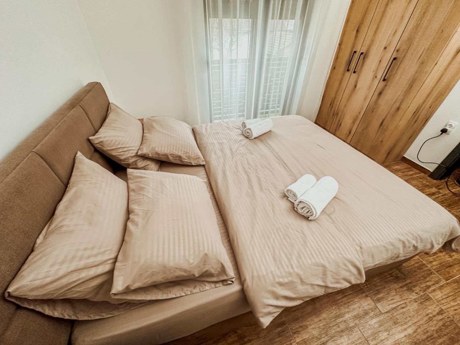 Kiko Apartmani Lux ซเรนยานิน ภายนอก รูปภาพ